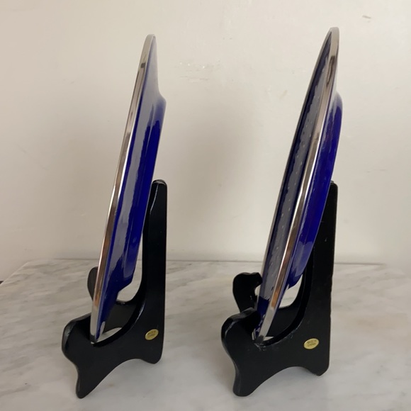 Set Of 2 Vintage 1997 Snowman The Golden Rabbit II Enamelware Plates - Picture 9 of 14